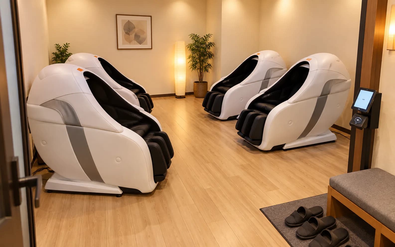 ホテルの空いた施術室に四台のマッサージチェアと決済端末を配置した館内有料FCの設置イメージ