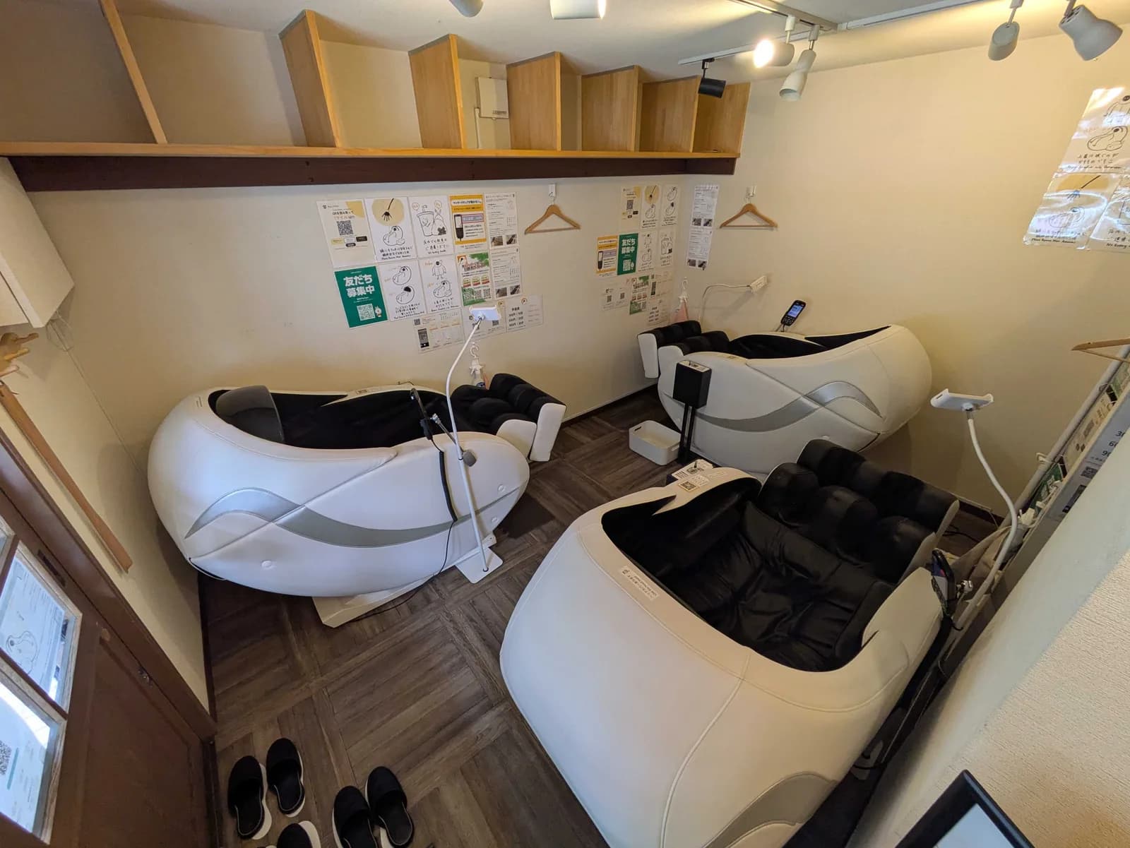 無人マッサージ屋ちょこまの店内に並ぶあんま王Ⅳ